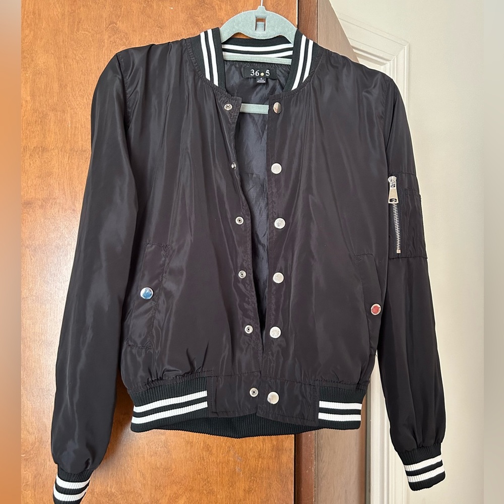 Bomber jacket with snap buttons